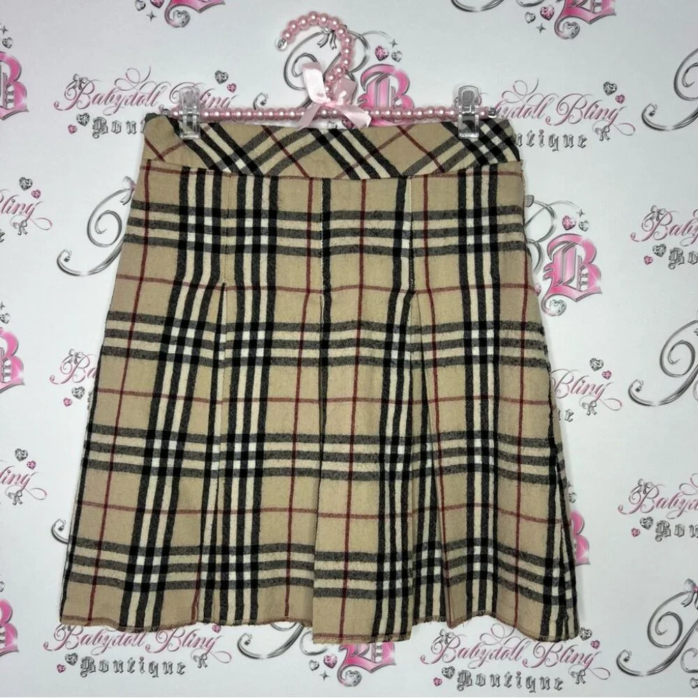 Burberry skirt plaid nova check print pleated pockets on back cute school girl